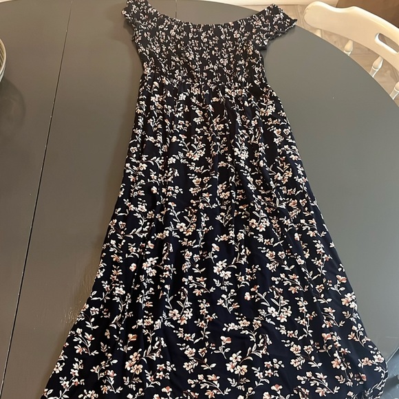 Smocked floral midi dress - Picture 2 of 5